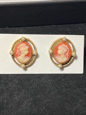 Vintage Coral Cameo Pearl Frame Earrings
For Pierced ears
Gold tone